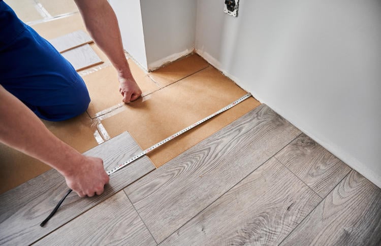 Suelo laminado o suelo vinílico: cuál elegir para ahorrar Suelo laminado o suelo vinílico: cuál elegir para ahorrar