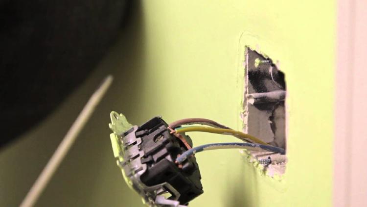 Cable conectado a su borne Cable conectado a su borne