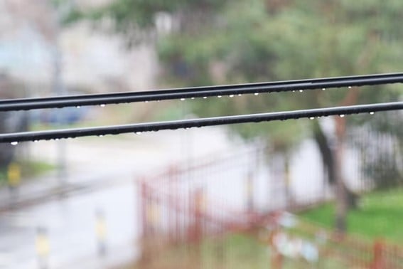 Proteger los cables de la lluvia enterrandolos