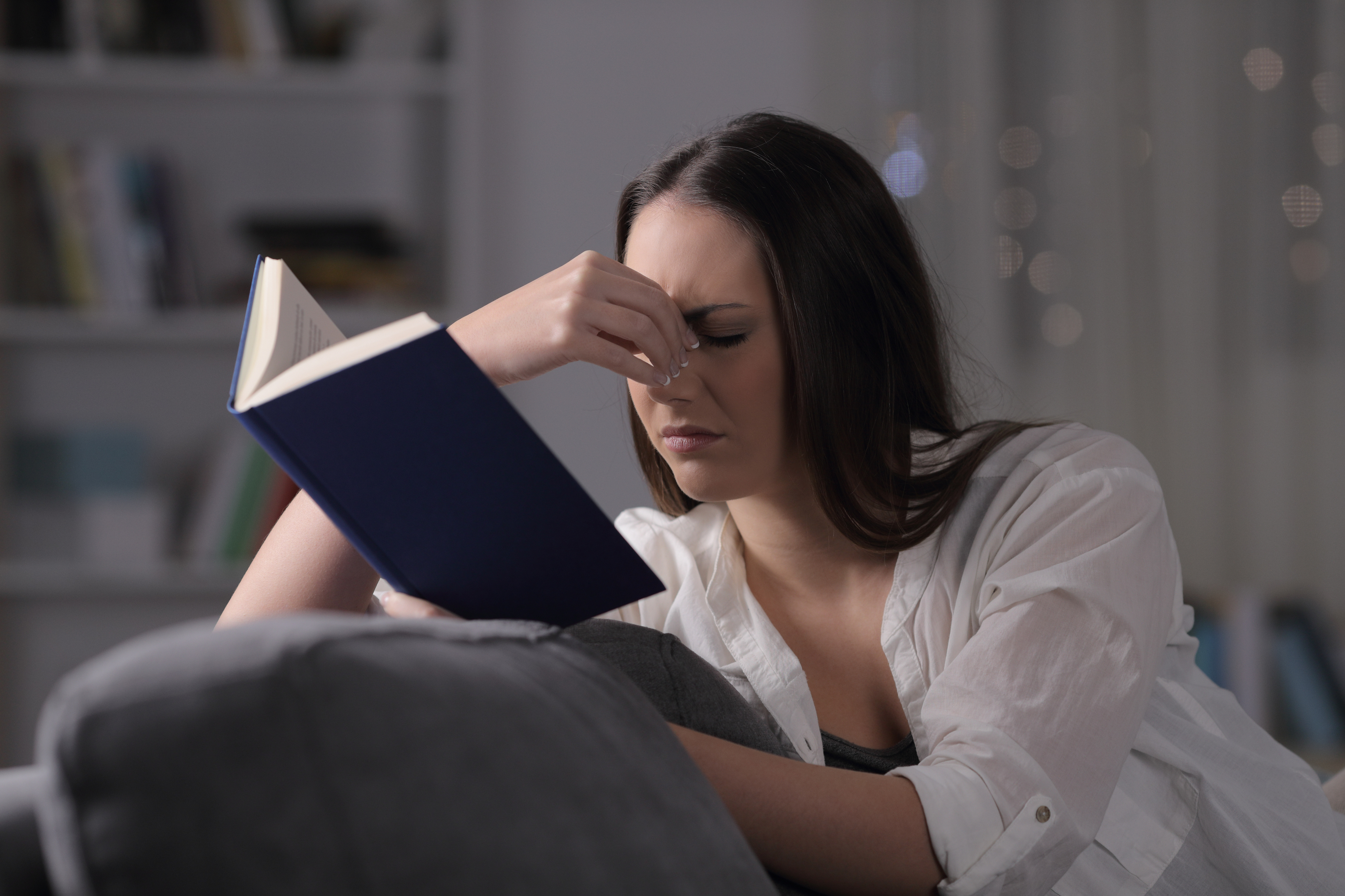 Capas de luz en el salón: general, ambiente y tarea para las tardes cortas