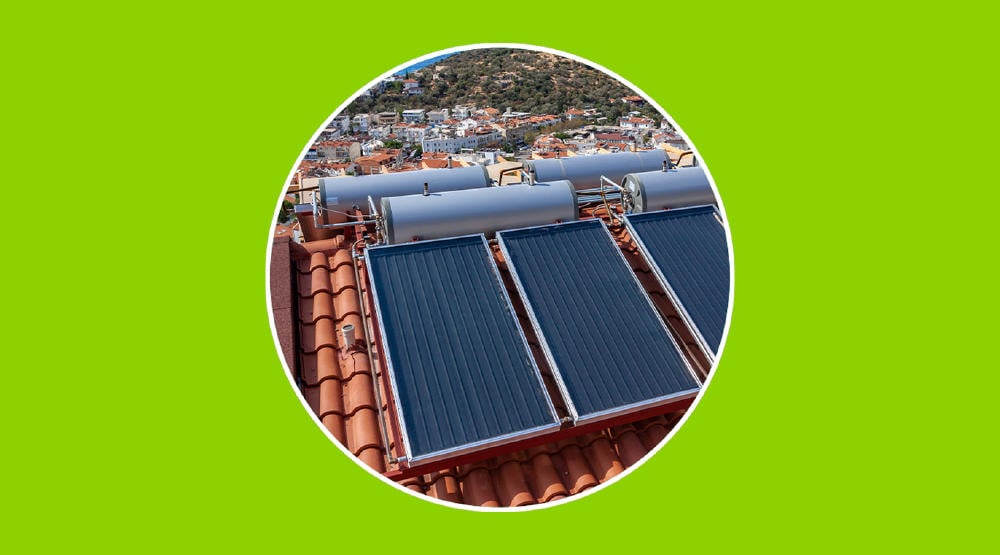 Termosifón con placa solar, energía solar para calentar agua.