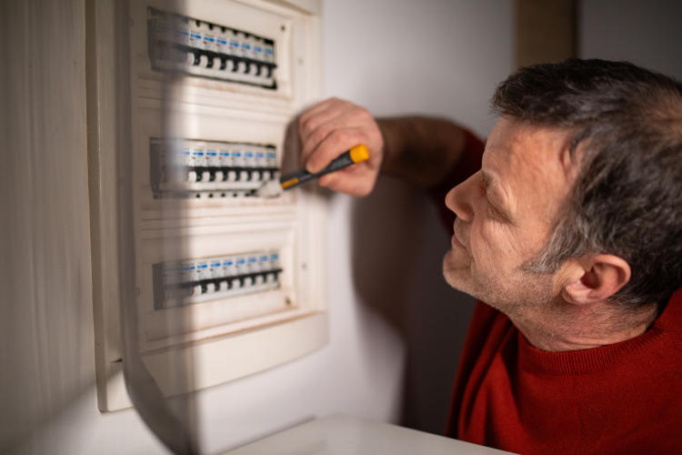 Seguridad energética en casa: cómo prevenir apagones, fugas y subidas de tensión Seguridad energética en casa: cómo prevenir apagones, fugas y subidas de tensión