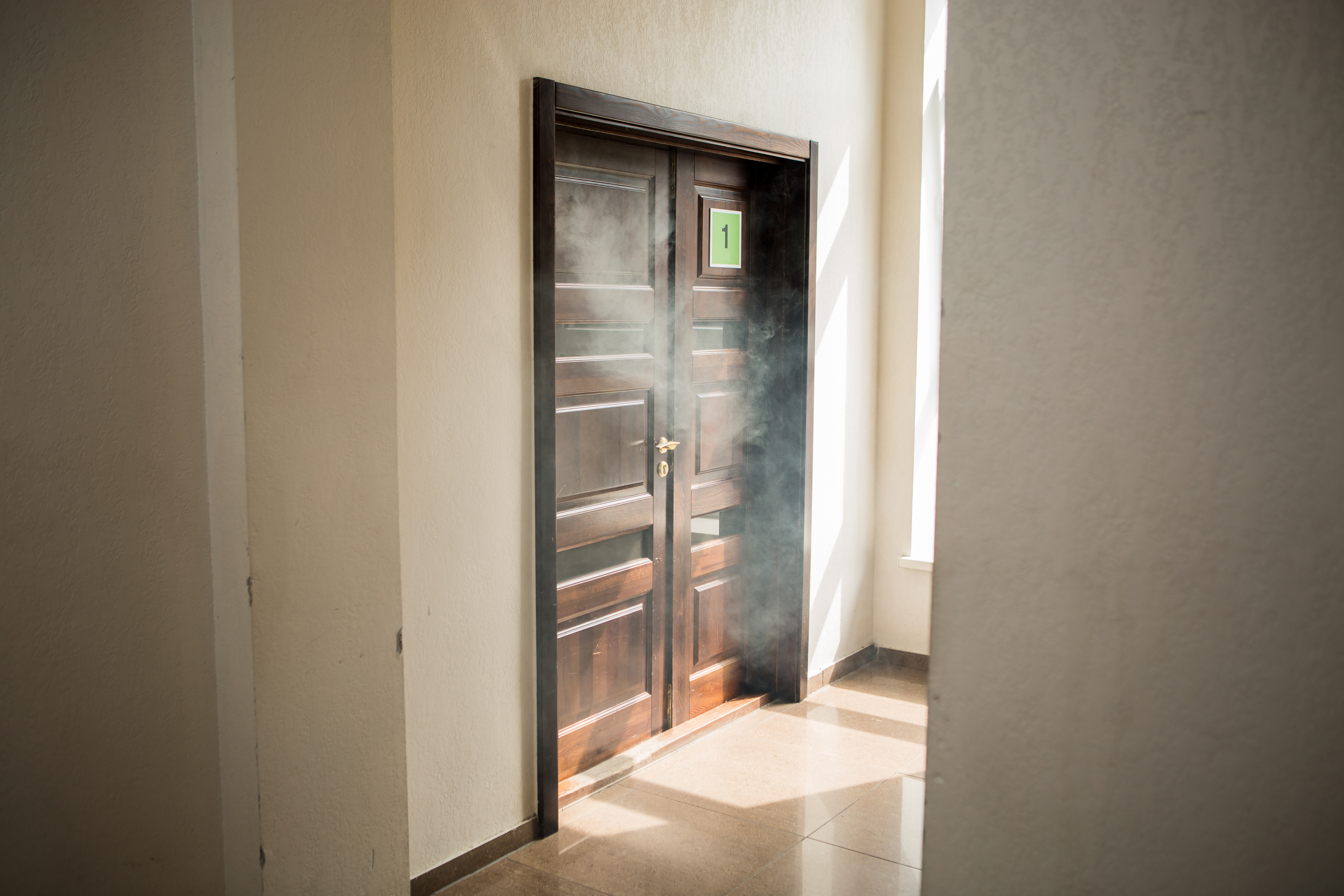 humo puerta incendio casa