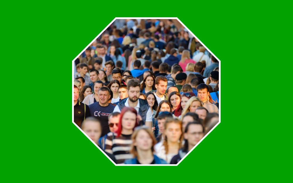 Multitud de personas caminando, impacto ambiental del crecimiento urbano.