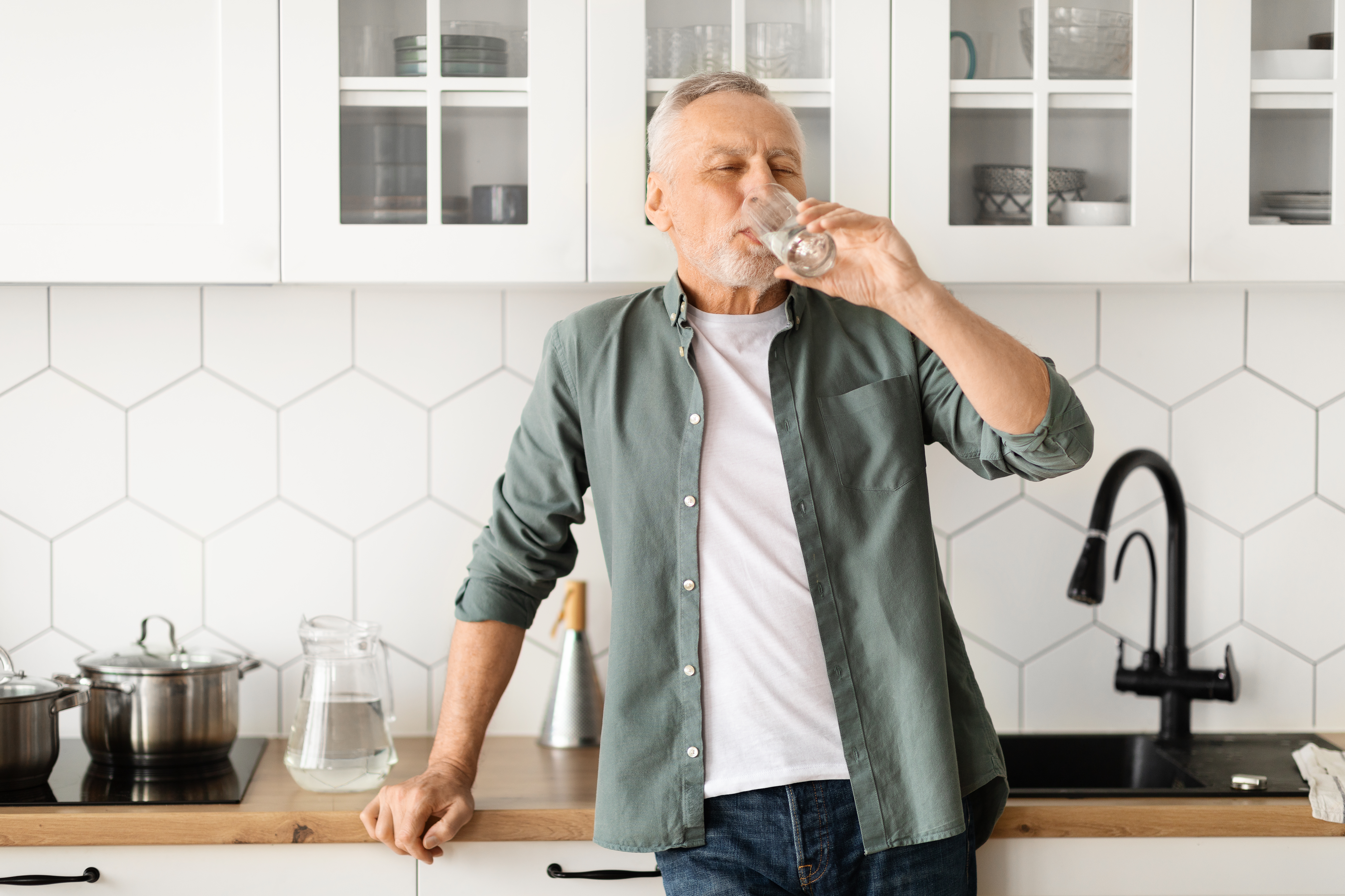 Agua embotellada, del grifo o con filtro: ¿cuál te cuesta menos al mes?