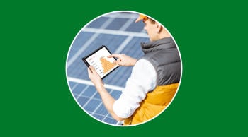 Panel solar generando energía en una casa