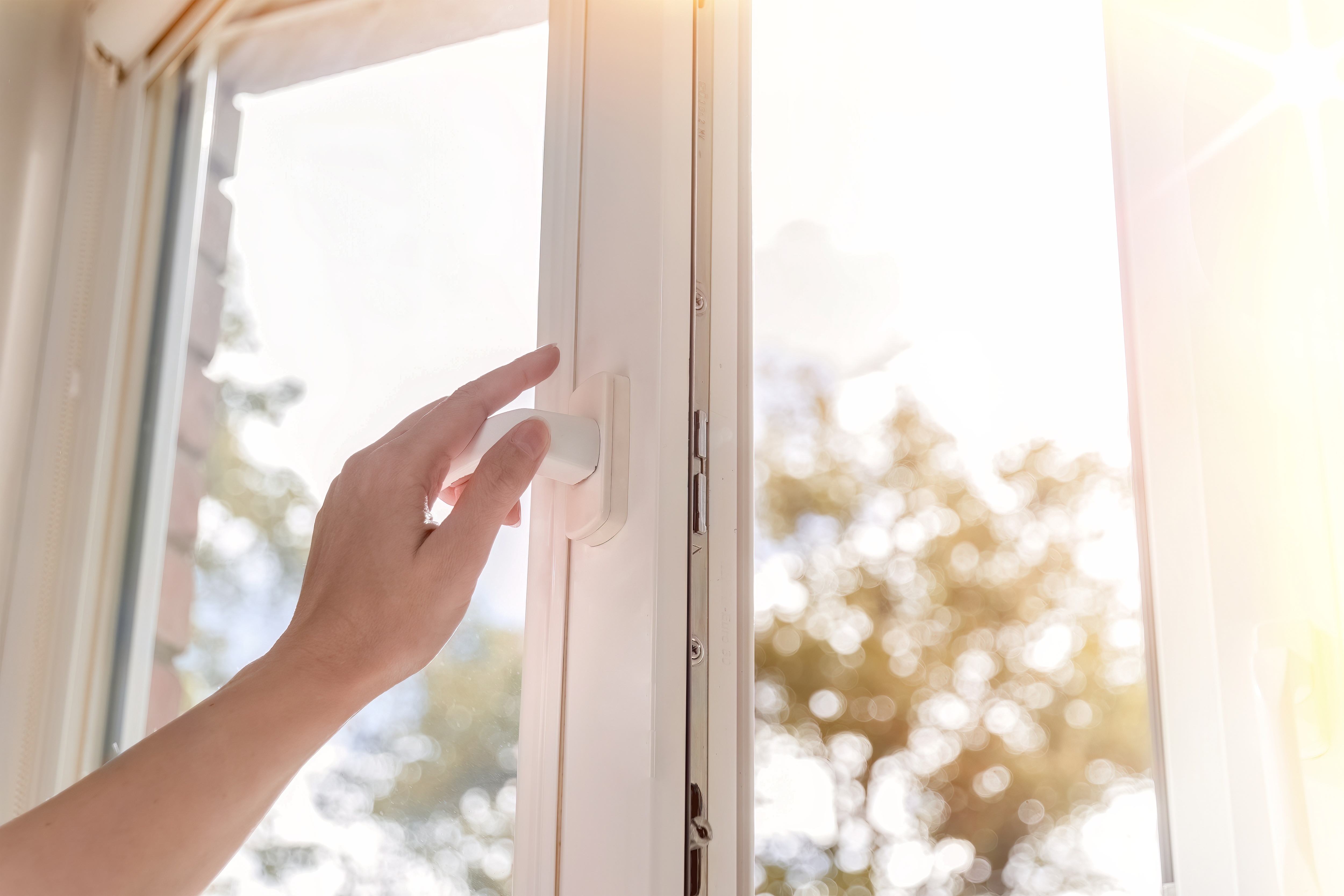 Trucos y consejos para ahorrar electricidad en verano