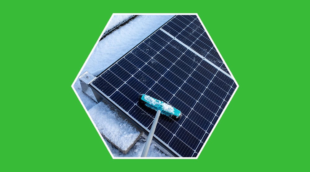 Panel solar cubierto de nieve