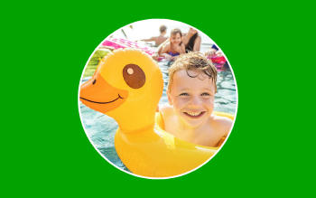 Niño nadando en una piscina con la familia