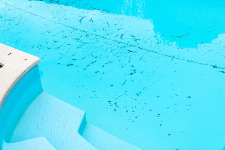 Piscina con suelo sucio Piscina con suelo sucio