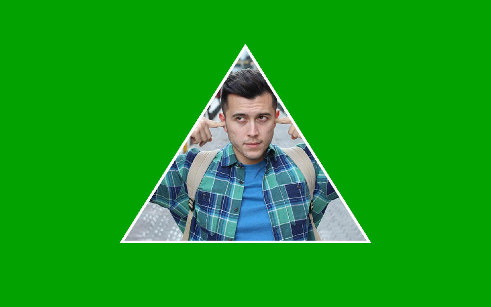 Peatón bloqueando sus oídos ante el ruido