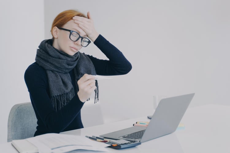 trabajador con fiebre trabajador con fiebre
