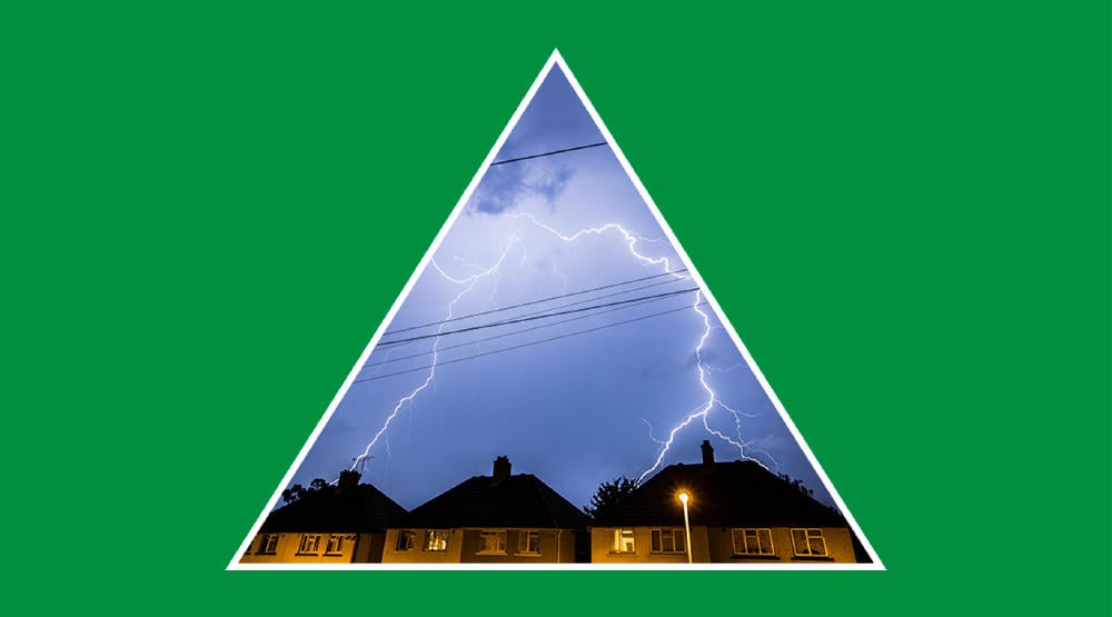 Tormenta eléctrica iluminando el cielo nocturno