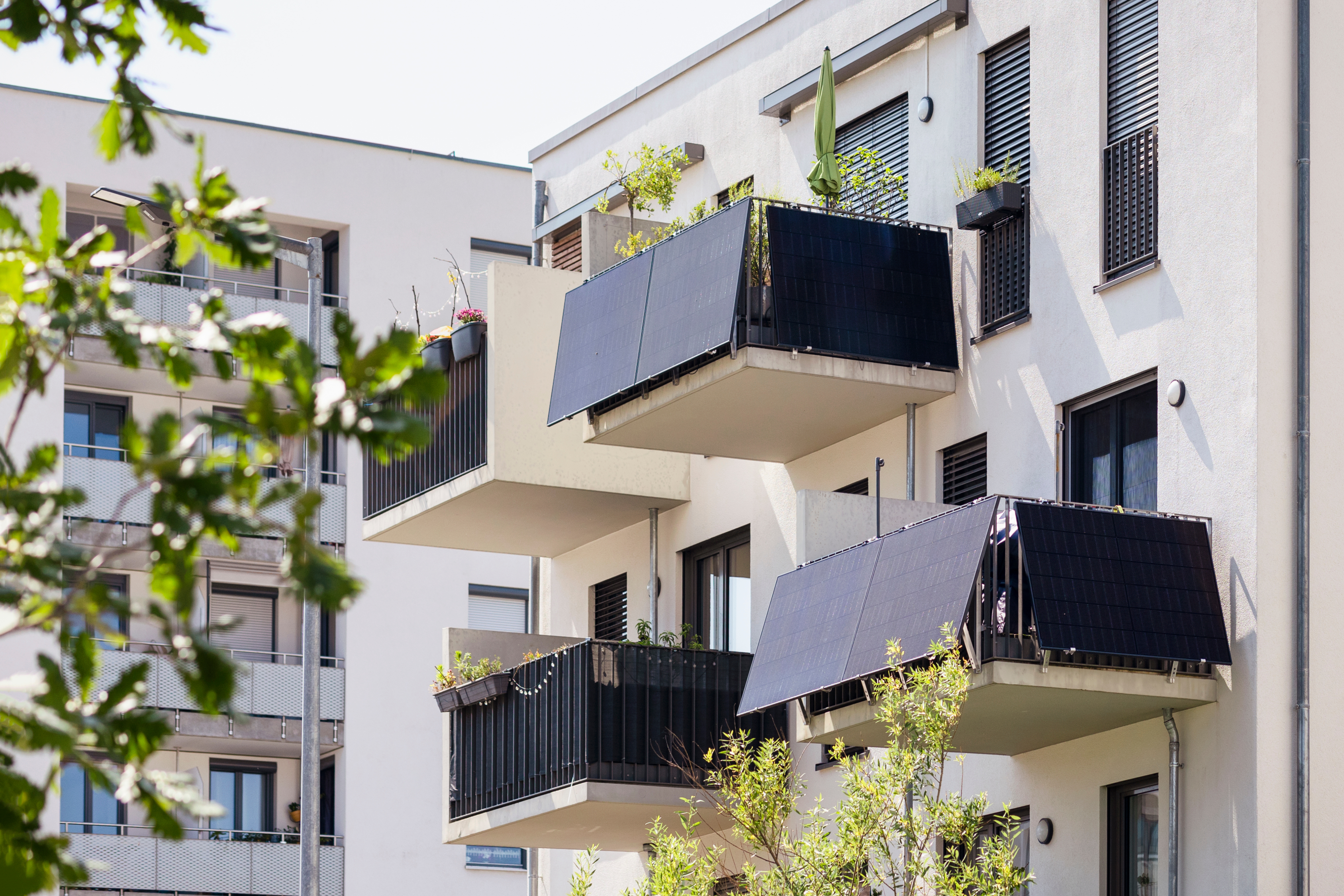 ¿Se puede instalar energía solar en un piso en altura? Soluciones más allá de los chalets