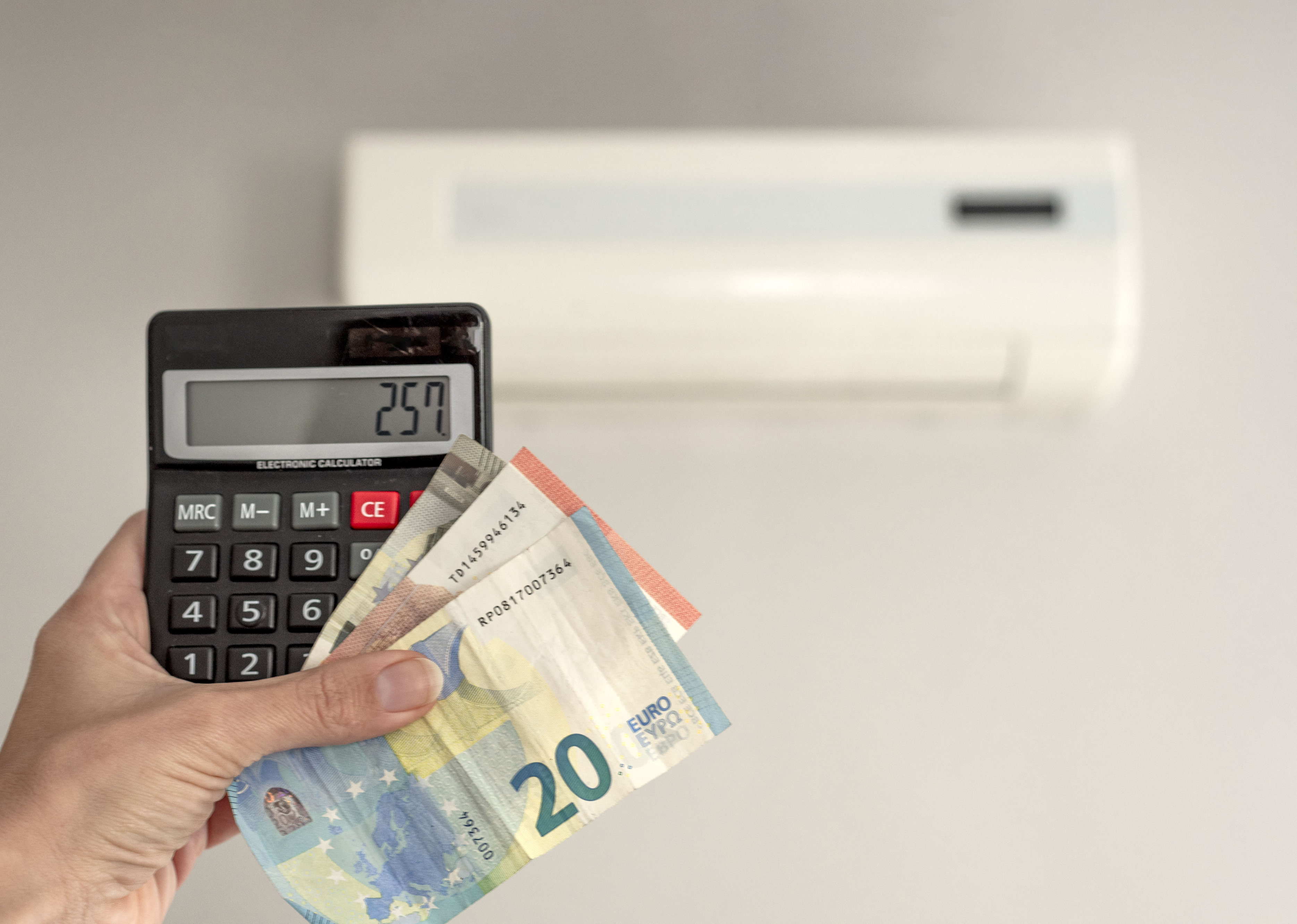 Energía reactiva: qué es y cómo afecta a la factura de la luz