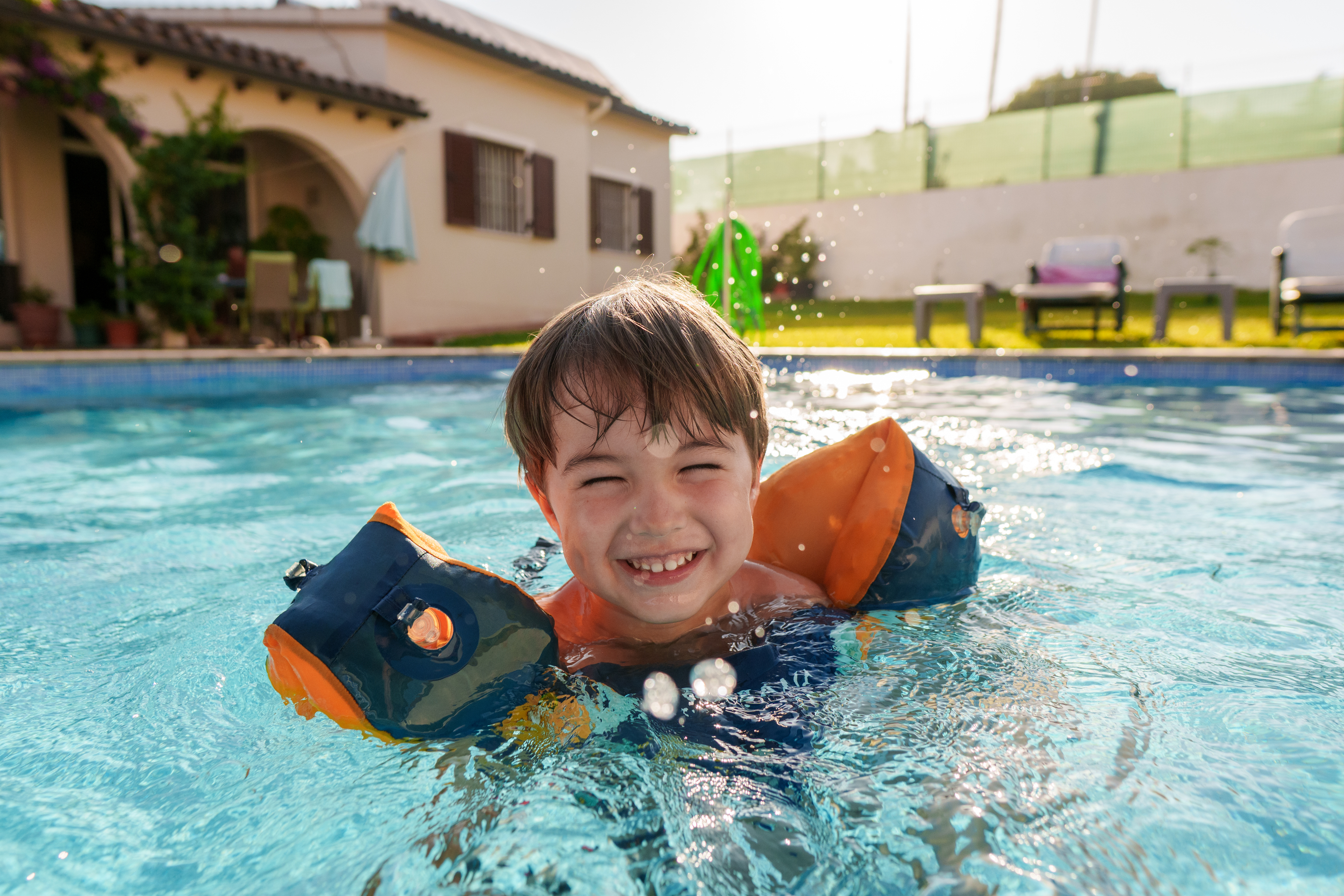 Piscinas y consumo el&eacute;ctrico lo que debes saber antes de abrirla