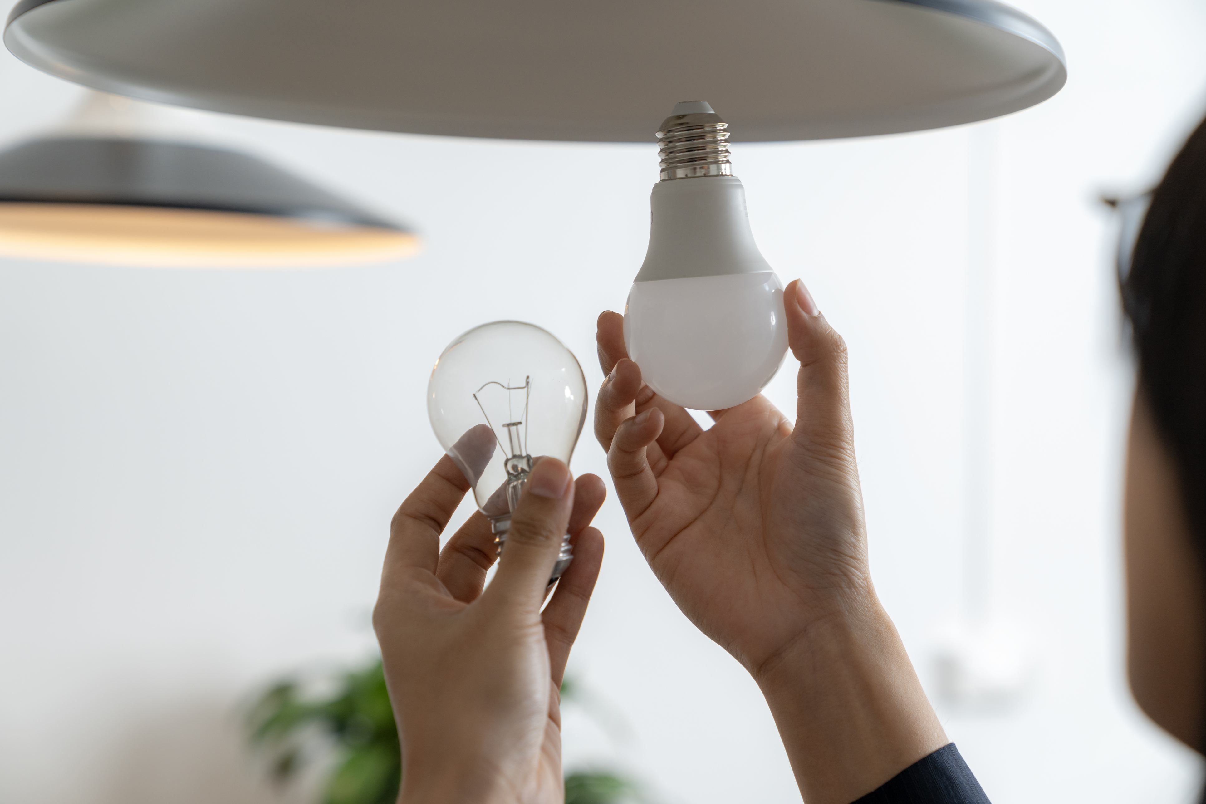 Trucos para reducir el consumo el&eacute;ctrico cuando est&aacute;s m&aacute;s tiempo fuera de casa 