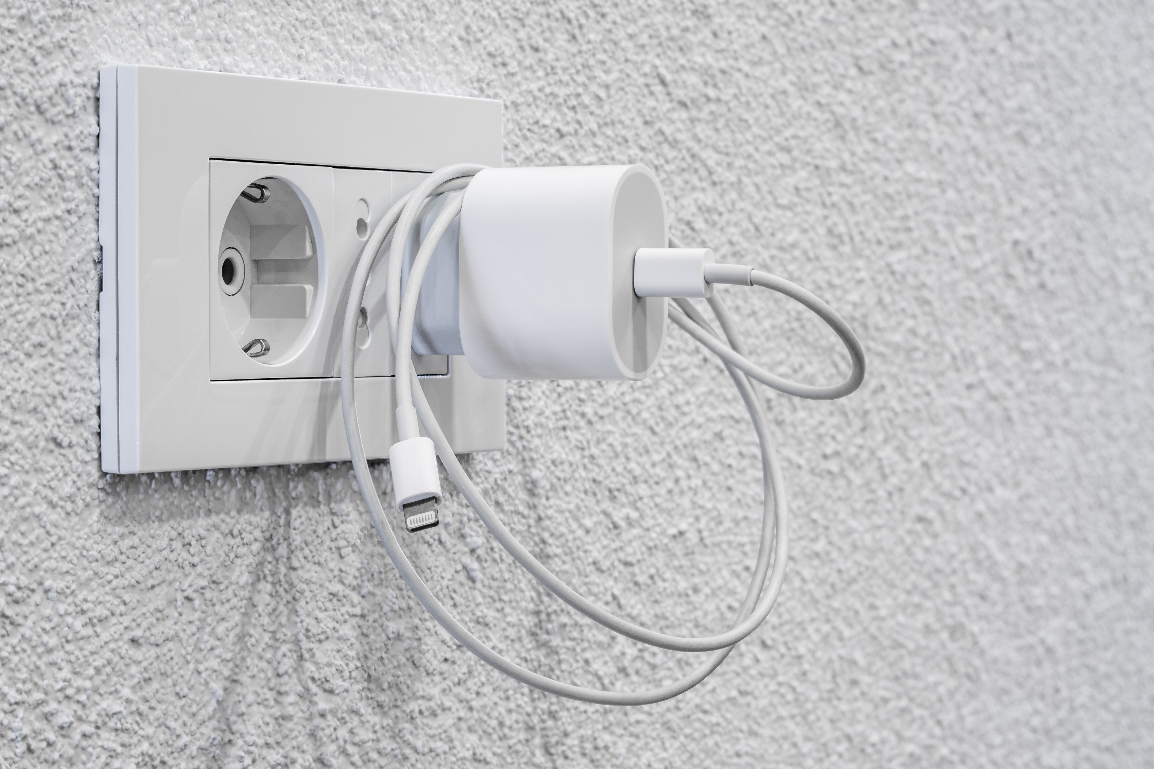 Trucos para reducir el consumo el&eacute;ctrico cuando est&aacute;s m&aacute;s tiempo fuera de casa 