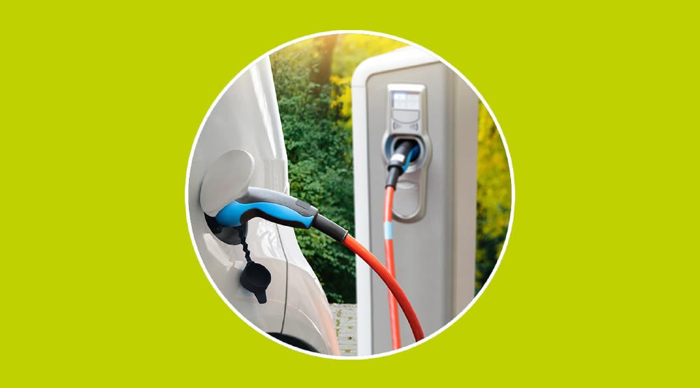 Cargar coche eléctrico en la calle