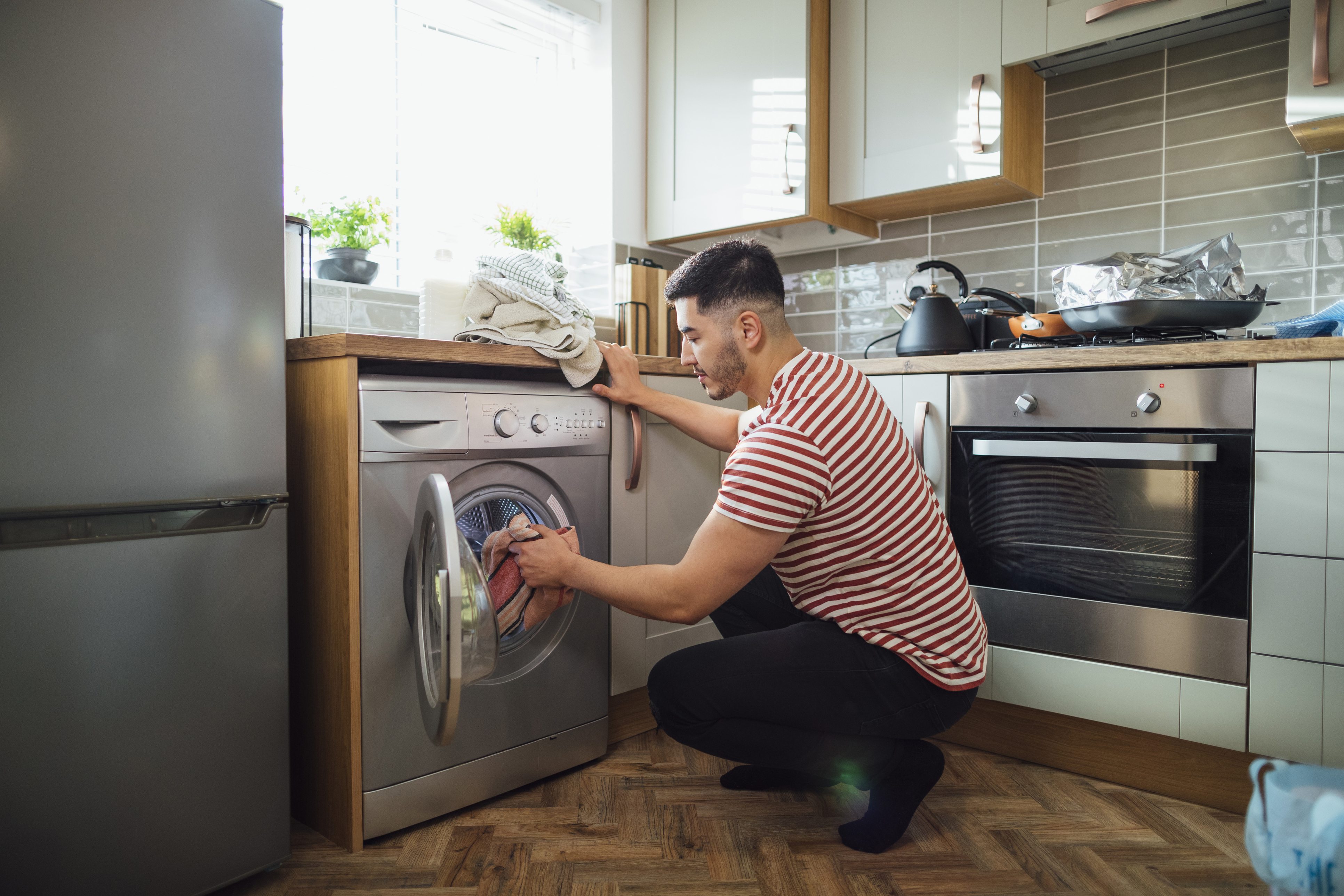 Trucos para reducir el consumo el&eacute;ctrico cuando est&aacute;s m&aacute;s tiempo fuera de casa 