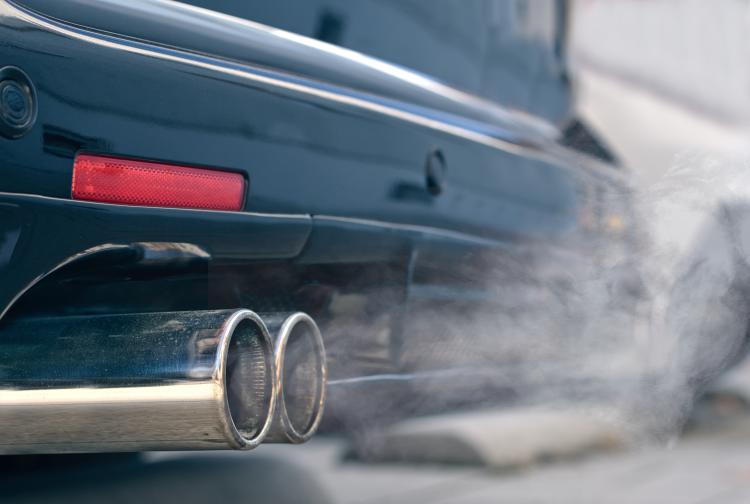 Contaminación producida por un coche Contaminación producida por un coche