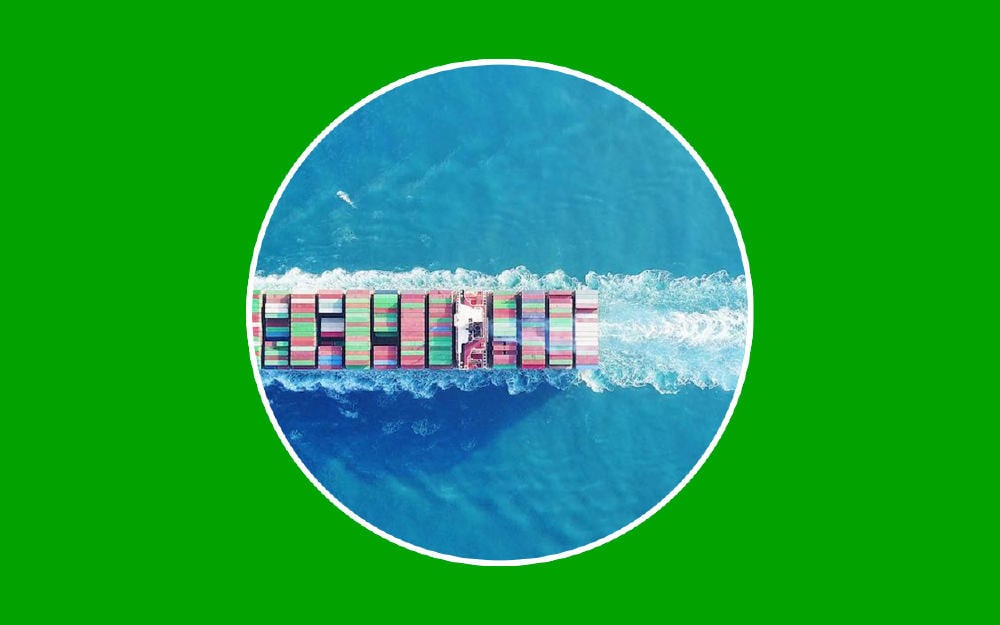 Imagen de un barco de carga dejando el puerto