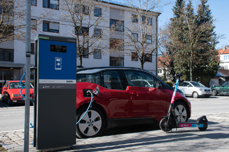 coche eléctrico en la calle coche eléctrico en la calle