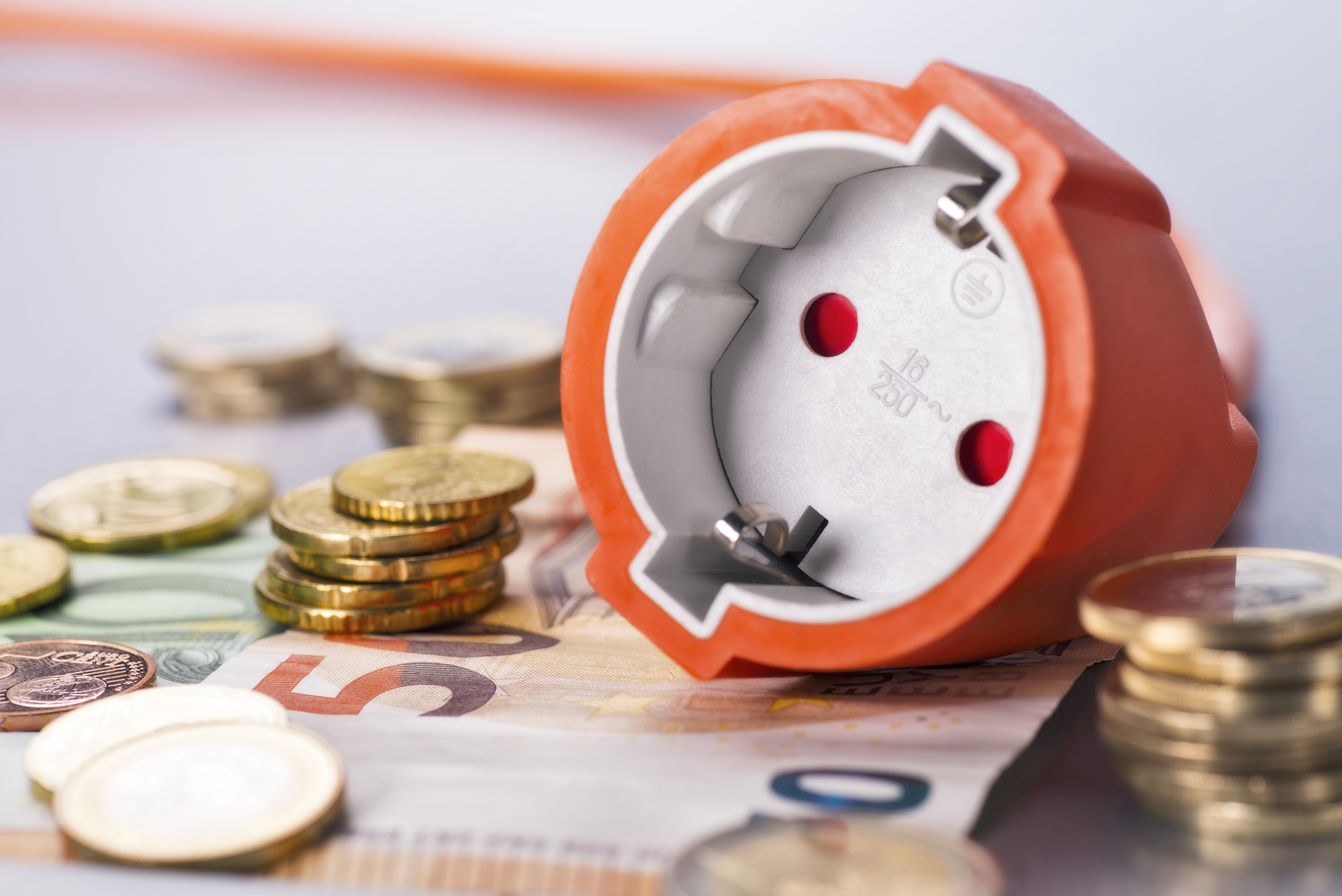 Trucos para reducir el consumo el&eacute;ctrico cuando est&aacute;s m&aacute;s tiempo fuera de casa 